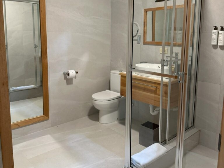 Cocoa-Woodcreeper-Bathroom-768x1024