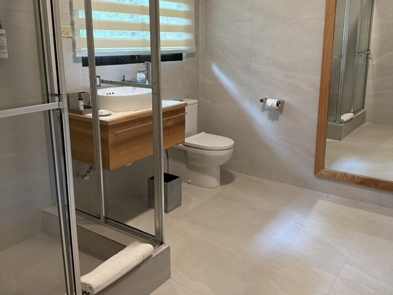 Cocoa-Woodcreeper-Upstairs-Bathroom-768x1024